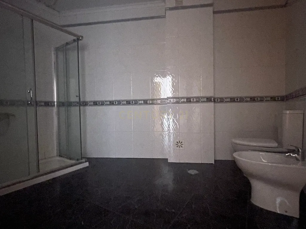 Apartamento T3, com Varandas e 3 Lugares de estacionamento, no Pinhal Novo - Image 20