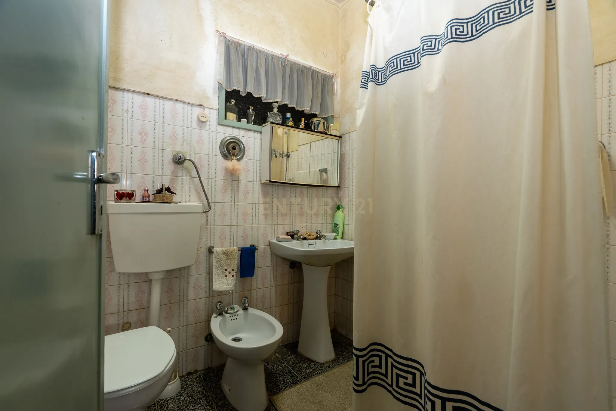 Apartamento de tipologia T3, com cerca de 115 m2, 2 WC, despensa, localizado numa das artérias principais da cidade de Odivelas, mais concretamente na Rua Professor Dr. Augusto Abreu Lopes. - Image 29