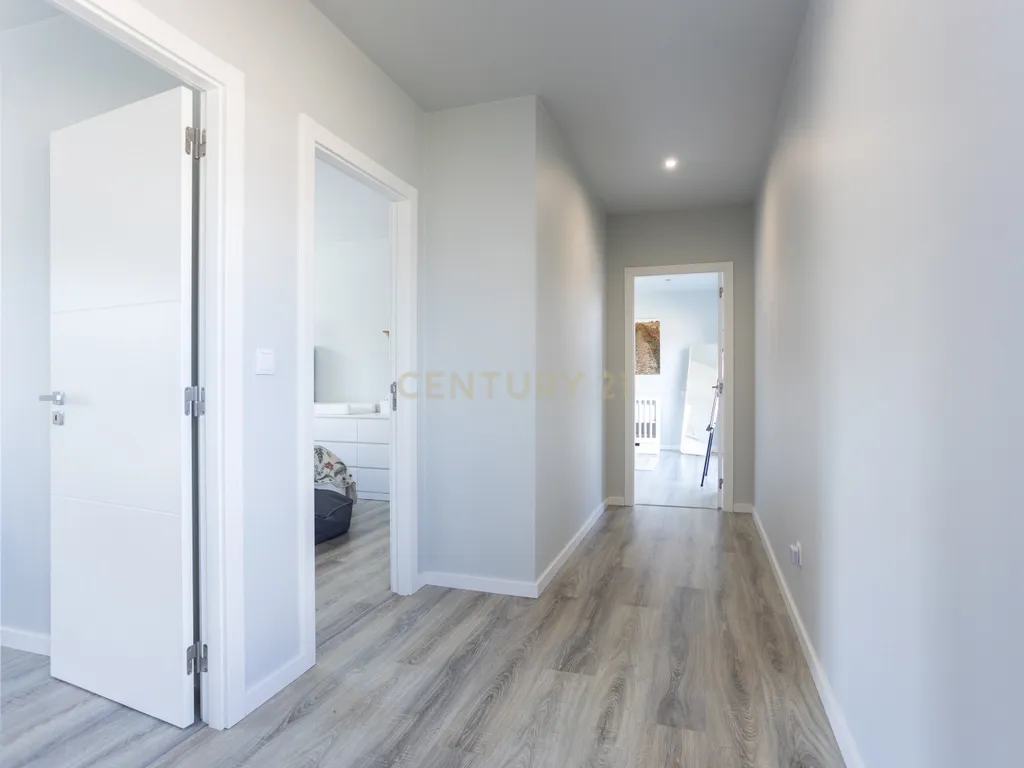 Luxuosa Moradia Nova em Benavente, Santarém - Image 11