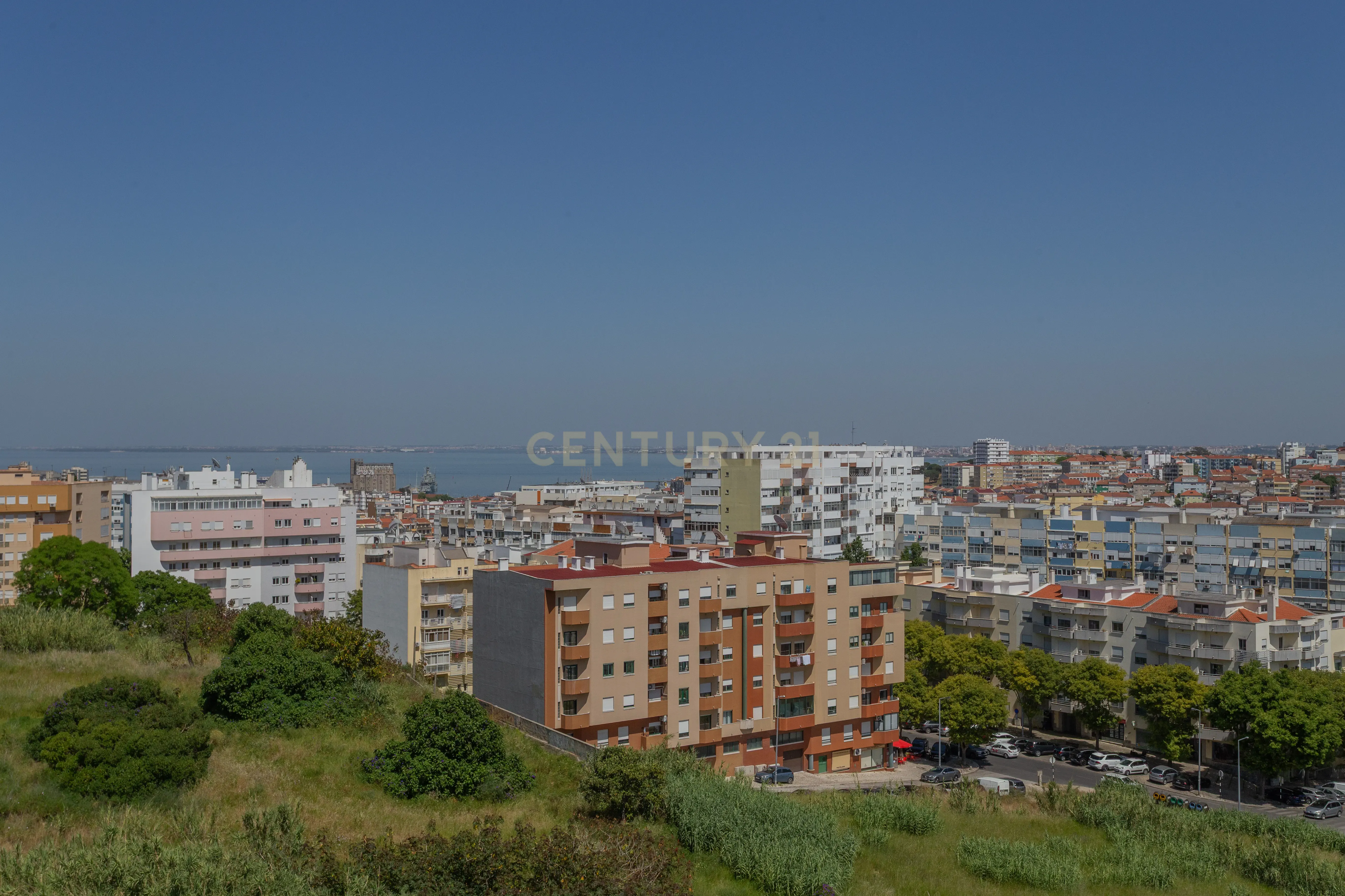 Magnifico T5 com 7 assoalhadas três frentes Almada Pragal vista magnifica prédio com dois elevadores, 50 metros da paragem do metro - Image 18