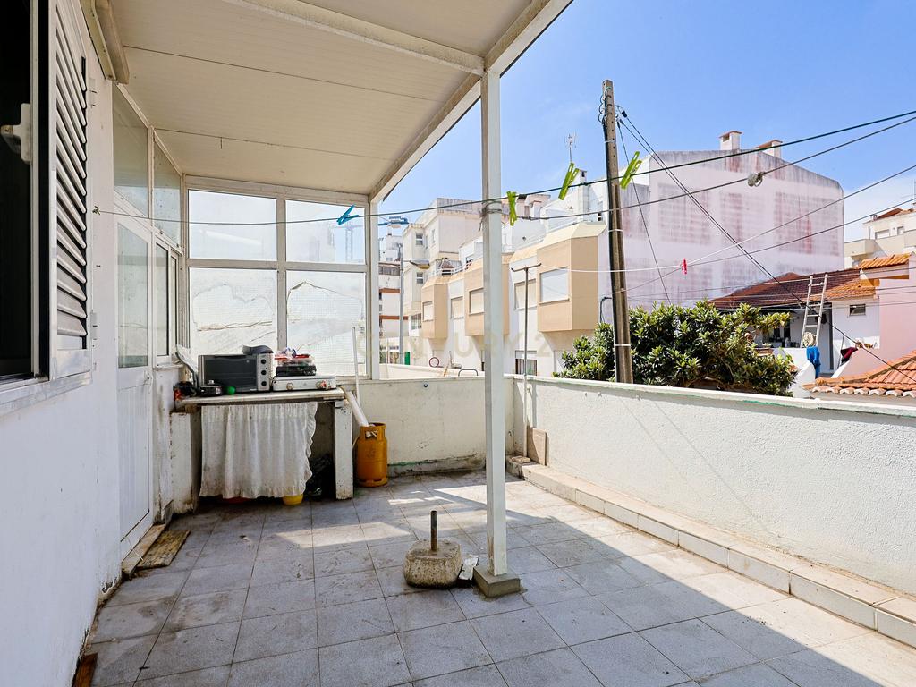 Apartamento T2, com Varanda e Terraço, Centro da Costa de Caparica. - Image 22