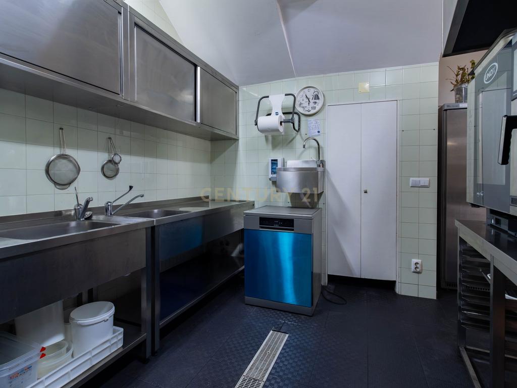 Restaurante totalmente equipado, situado numa localização privilegiada junto ao Parque do Avião, em Leiria - Image 12