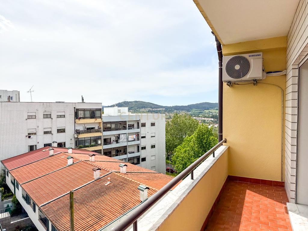 Apartamento T3 Remodelado com garagem em Braga | Próximo do Centro Histórico - Image 5