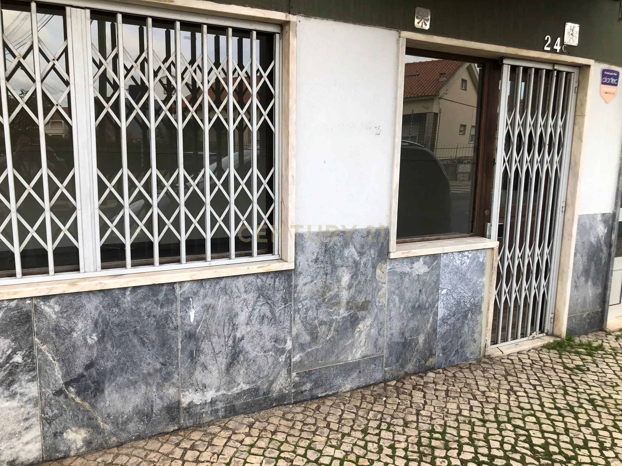 Fotografia 7 de Arrenda-se Loja Comercial com 30m² em Queijas