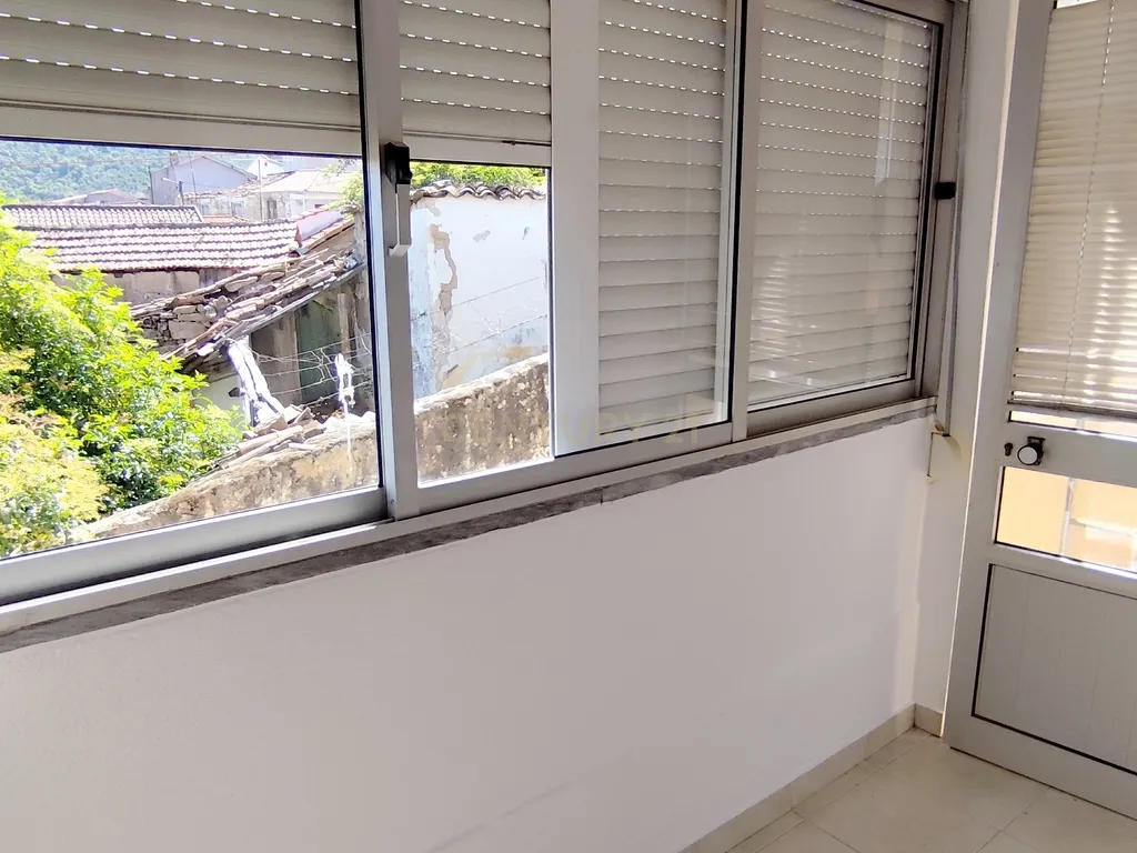 Casa geminada de dois pisos com reabilitação parcial em Vidago / Chaves - Image 13