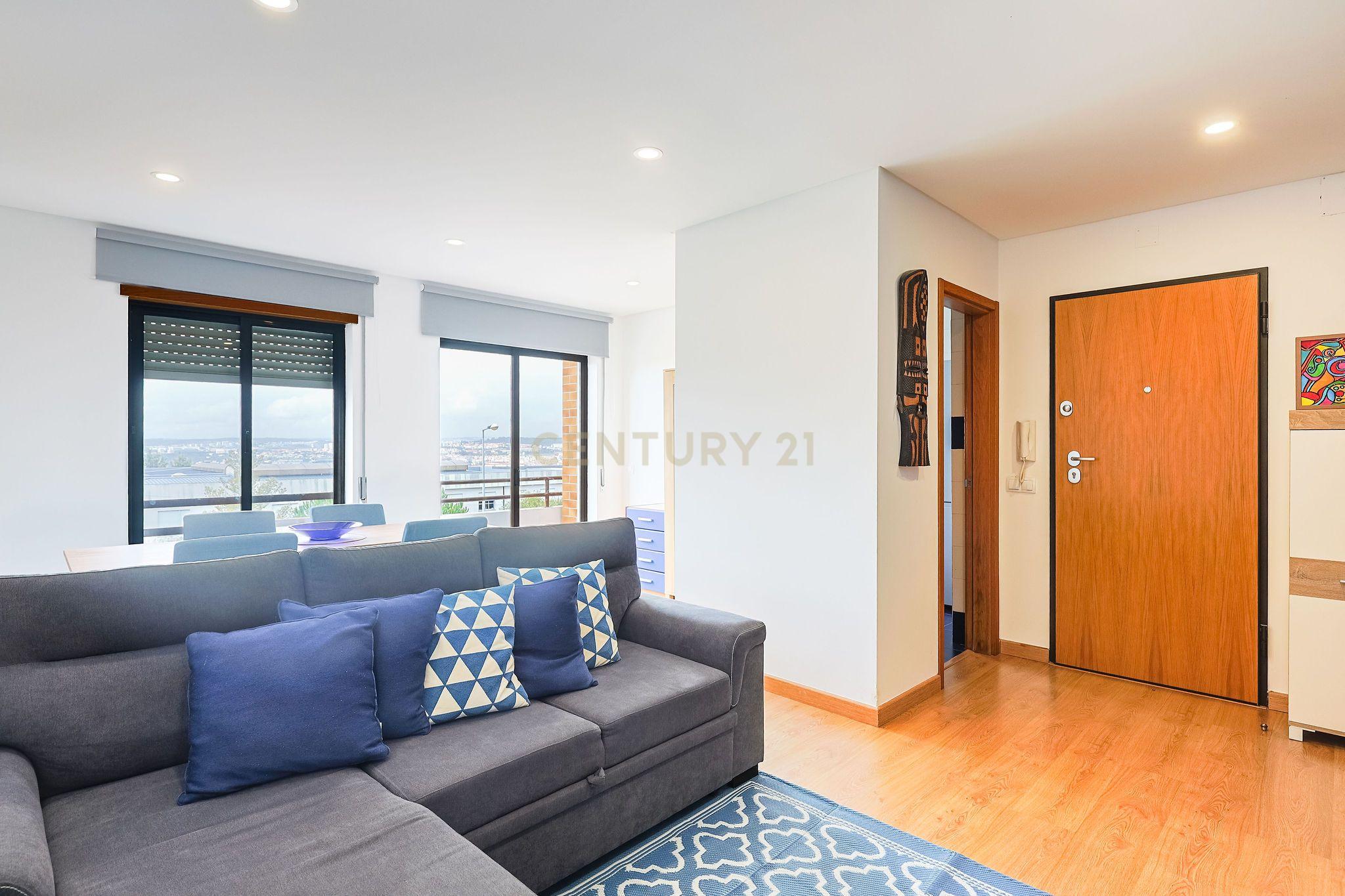 Apartamento moderno T3 com parqueamento e arrecadação! - Image 1