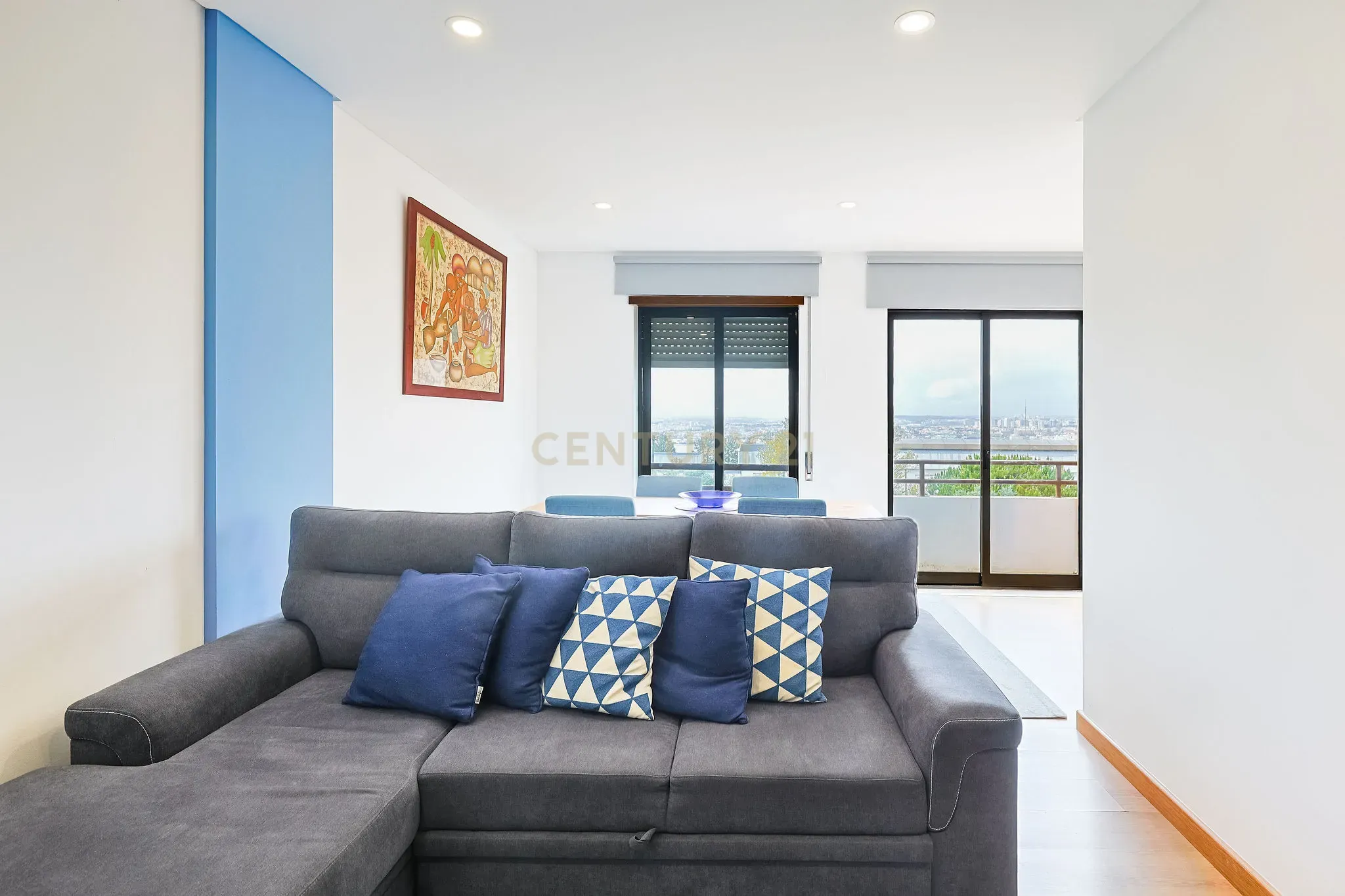 Apartamento moderno T3 com parqueamento e arrecadação! - Image 2