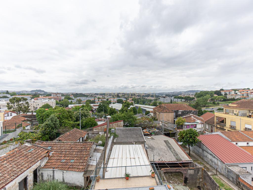 T2 Renovado com Vista Cidade – Rua de São Roque da Lameira, Campanhã - Image 24