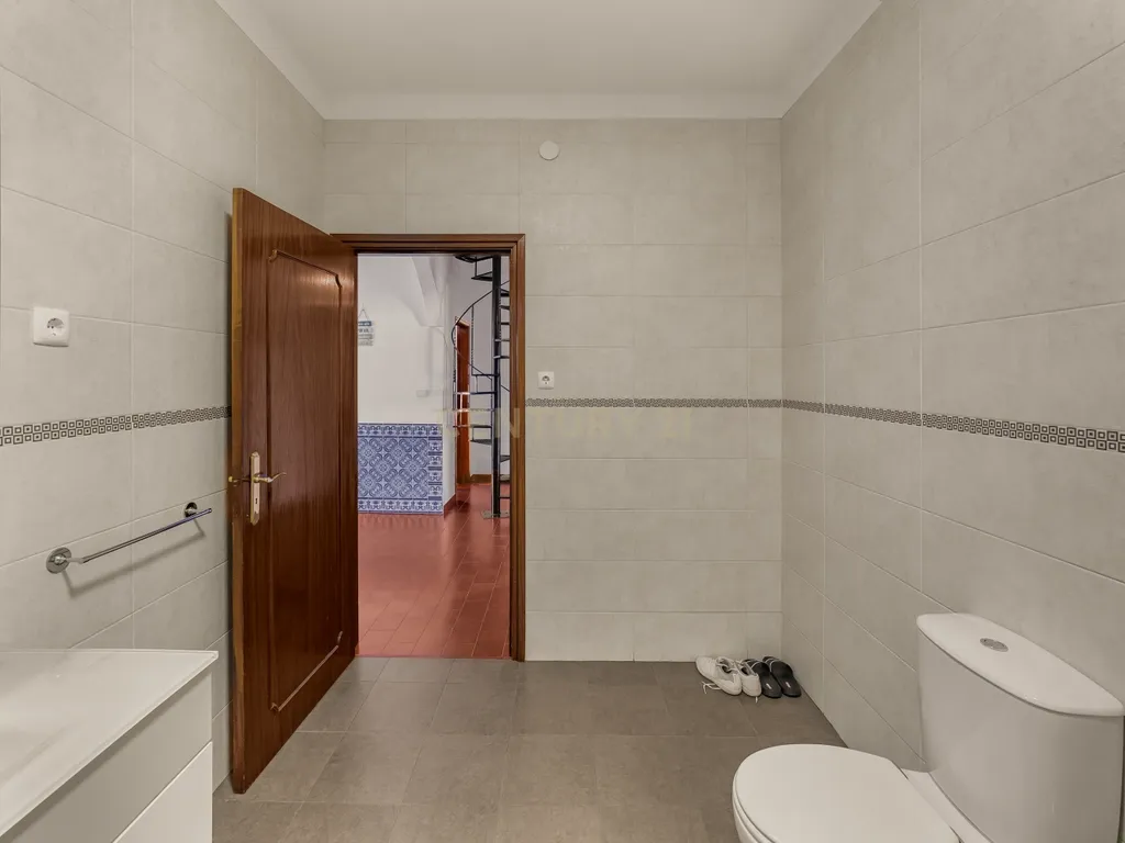 MORADIA T5 COM GARAGEM E PISCINA, 327 M² DE TERRENO PARA USUFRUIR - Image 36