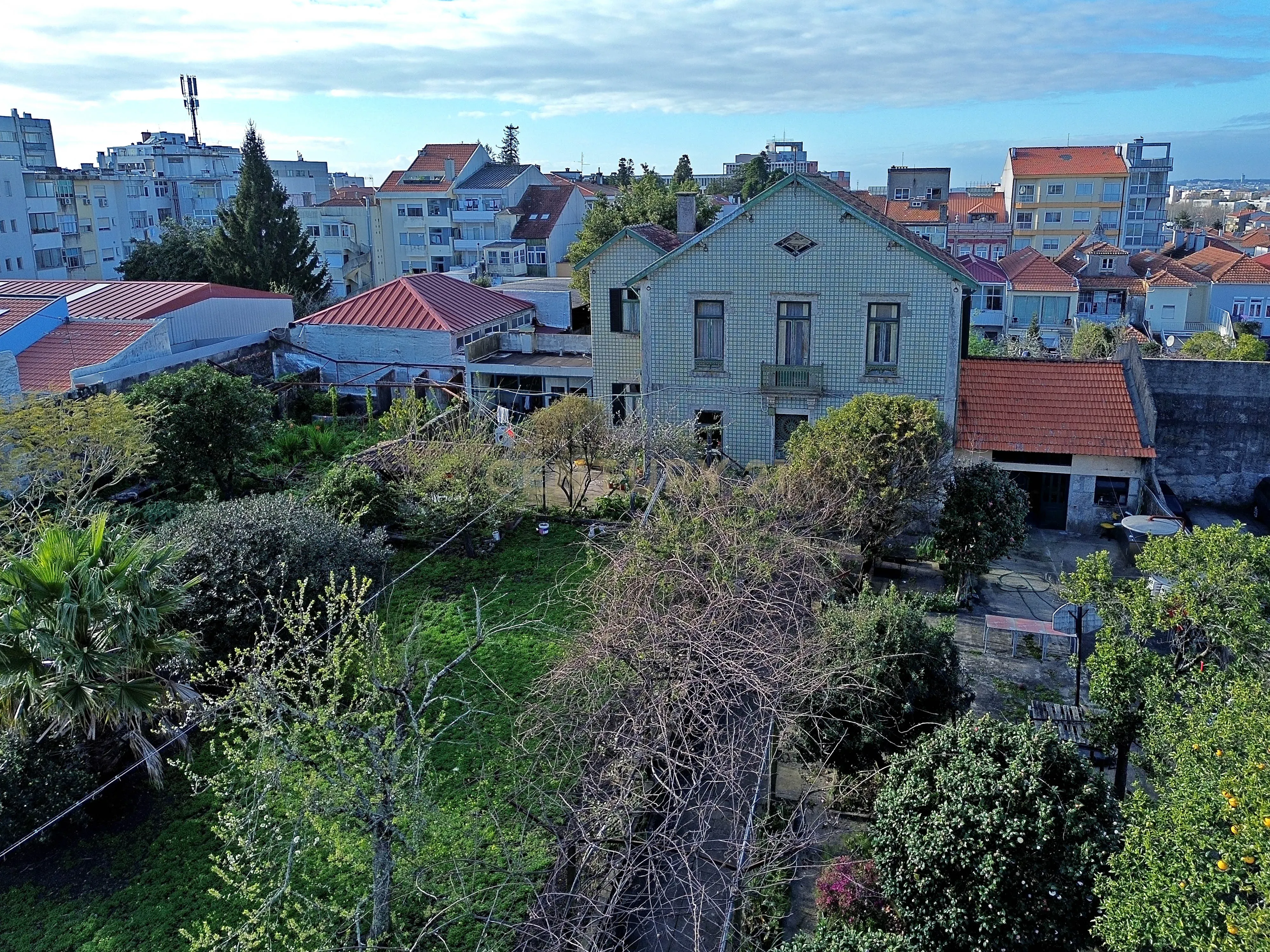 Terreno com Moradia I Reabilitação ou Construção Nova I Antas - Image 1
