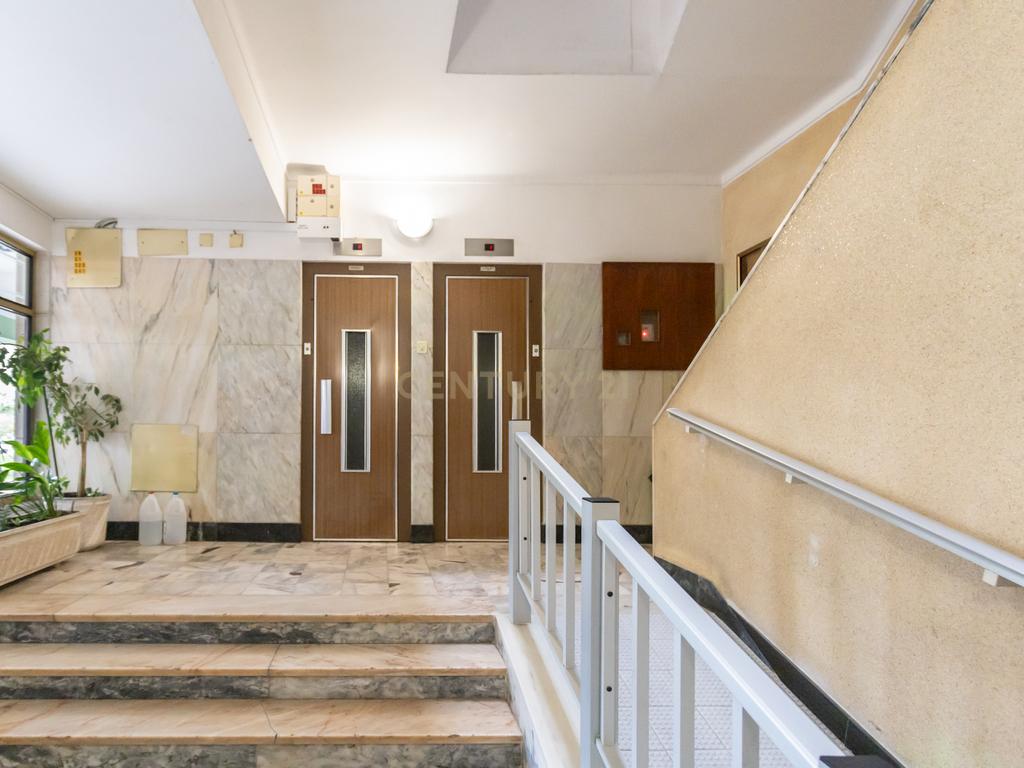 T3 transformado em T2 Remodelado com Elegância no Coração de Montalvão, Setúbal - Image 34