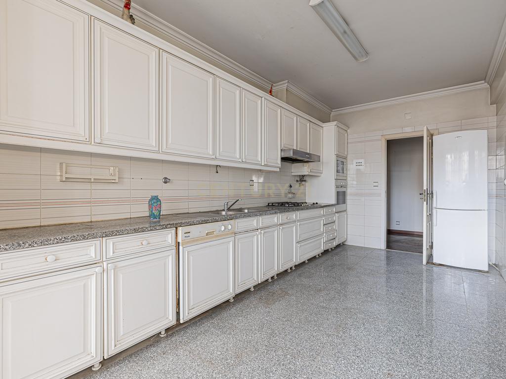 T4 com 180 m² e Garagem Box no Areeiro, Lisboa - Image 8
