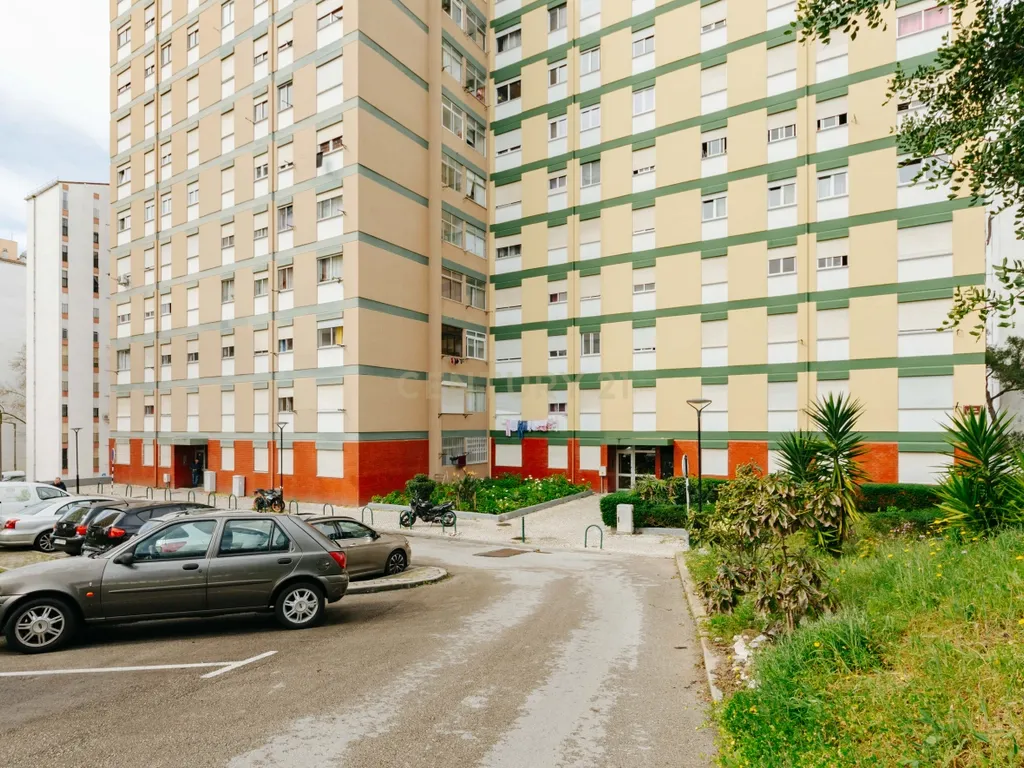 Apartamento T2 Renovado em Miratejo - Image 27