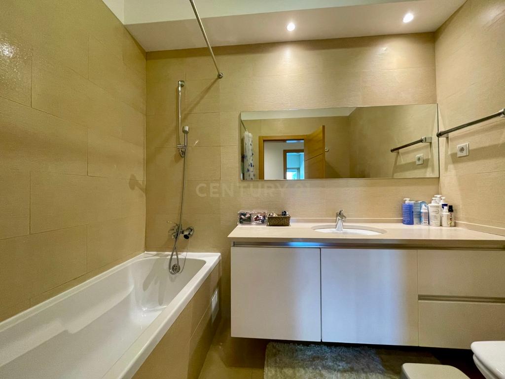 Excelente Apartamento T3 com 185 m² para Arrendamento em Telheiras – Rua António Quadros - Image 13