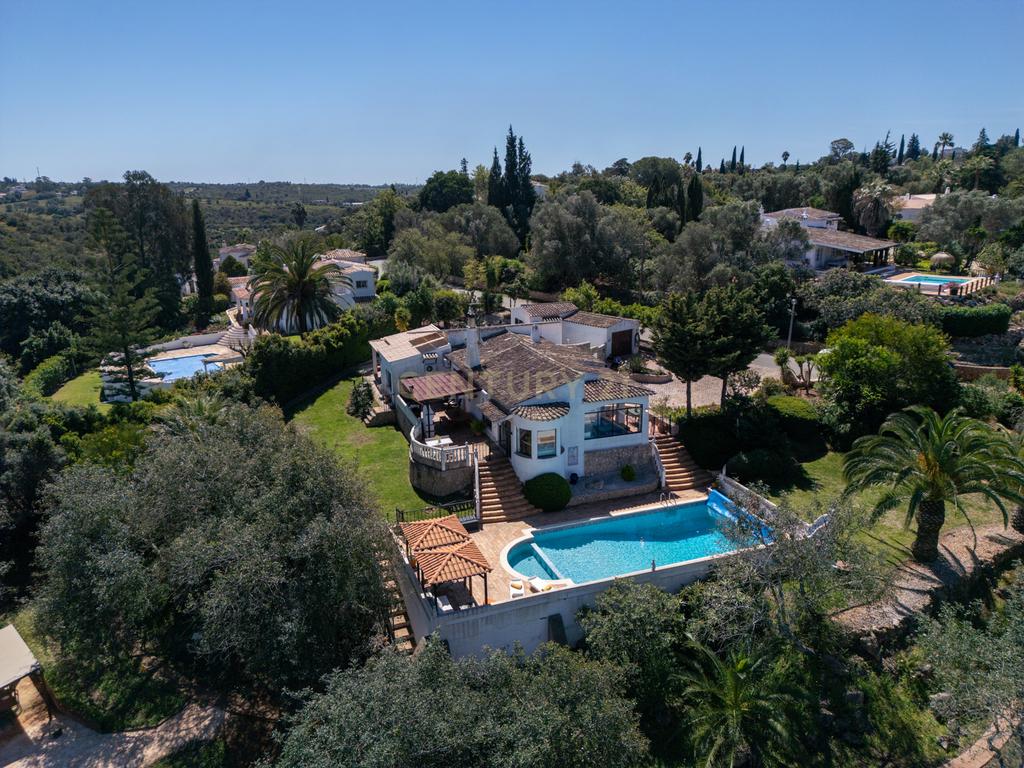 Moradia T4 inserida num lote de 4.180m², Algarve (Alvor) - Image 4