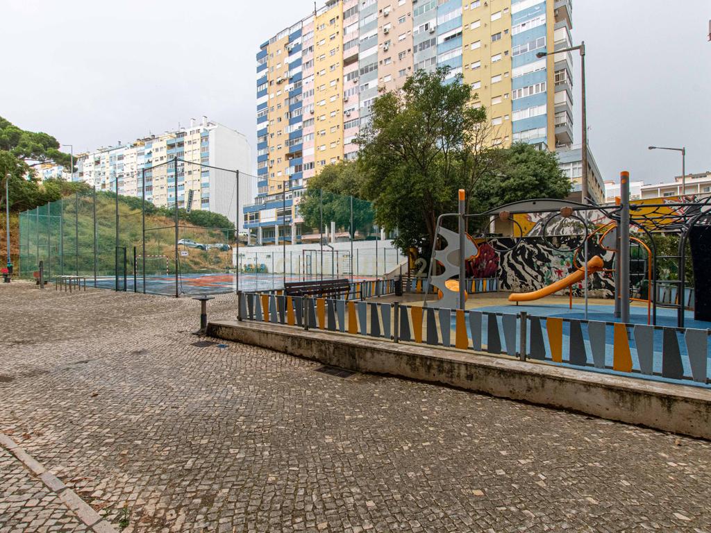 T3 Totalmente Remodelado com Vista Rio | Cacilhas, Almada - Image 29