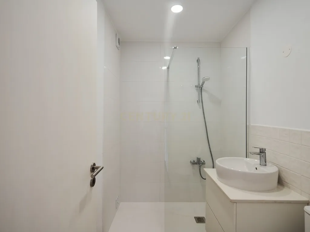Apartamento T1 Renovado com Vista Panorâmica Costa da Caparica - Almada - Image 11