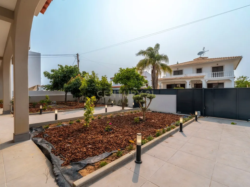 Moradia | Piscina Aquecida | Totalmente Renovada | Gambelas - Image 48