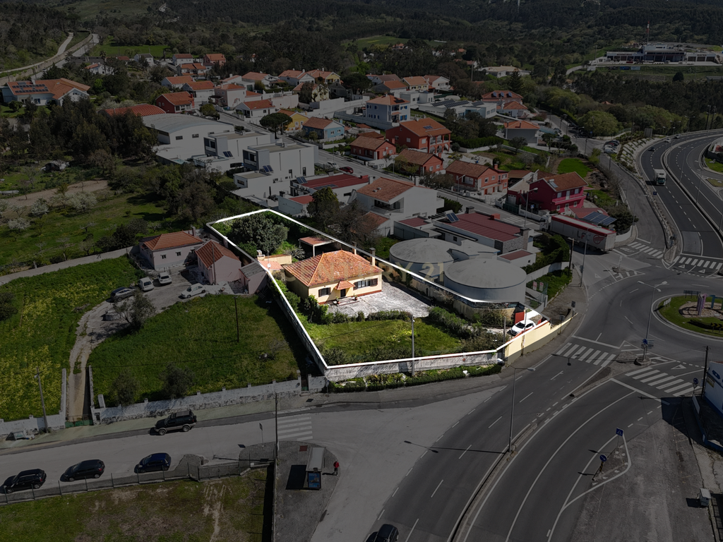 Moradia T3 com Jardim, Churrasqueira e Alma a 10 Minutos do Mar - Image 17