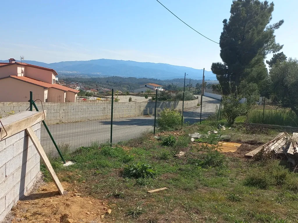 Encantadora Propriedade com construção e vista para Montanha - Image 2