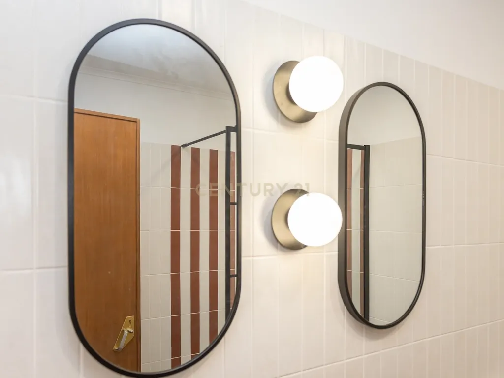 T3 transformado em T2 Remodelado com Elegância no Coração de Montalvão, Setúbal - Image 23