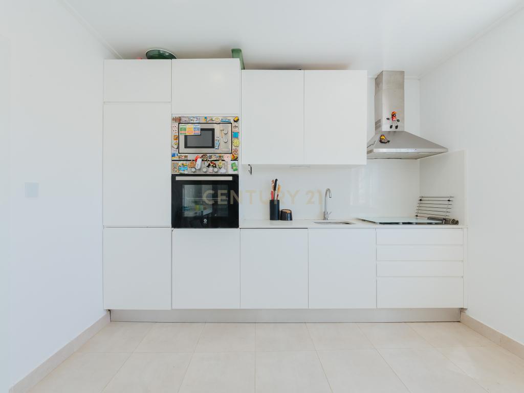 Apartamento T2+1 Renovado em Alhos Vedros - Image 1