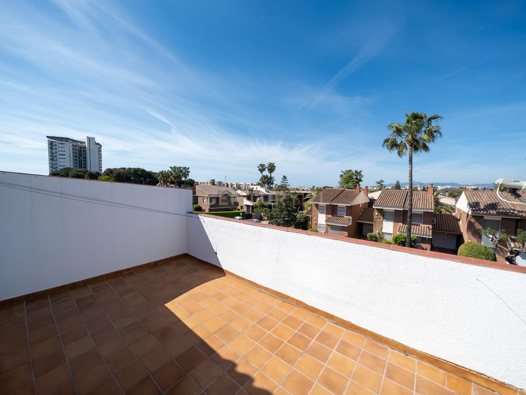 Apresentamos-lhe uma magnífica moradia em Cambrils — perfeita para quem procura conforto, estilo e excelente qualidade de vida na Costa Dourada. - Image 12