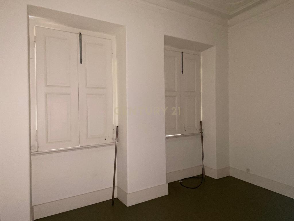 Apartamento T2 no centro de Lisboa - São Vicente, com um pequeno logradouro. - Image 25