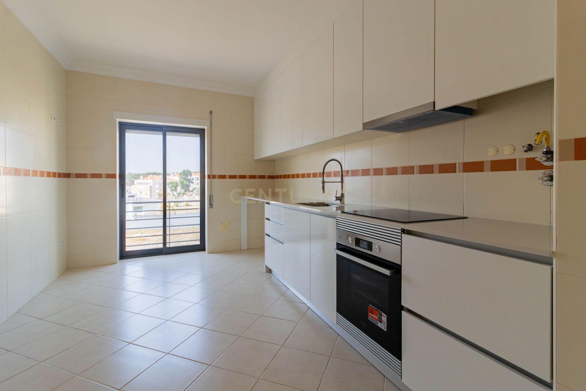 Fotografia 8 de Excelente Apartamento T2 com 2 WC e Garagem