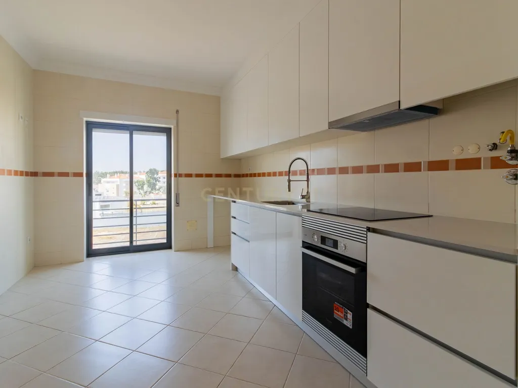 Excelente Apartamento T2 com 2 WC e Garagem - Image 8