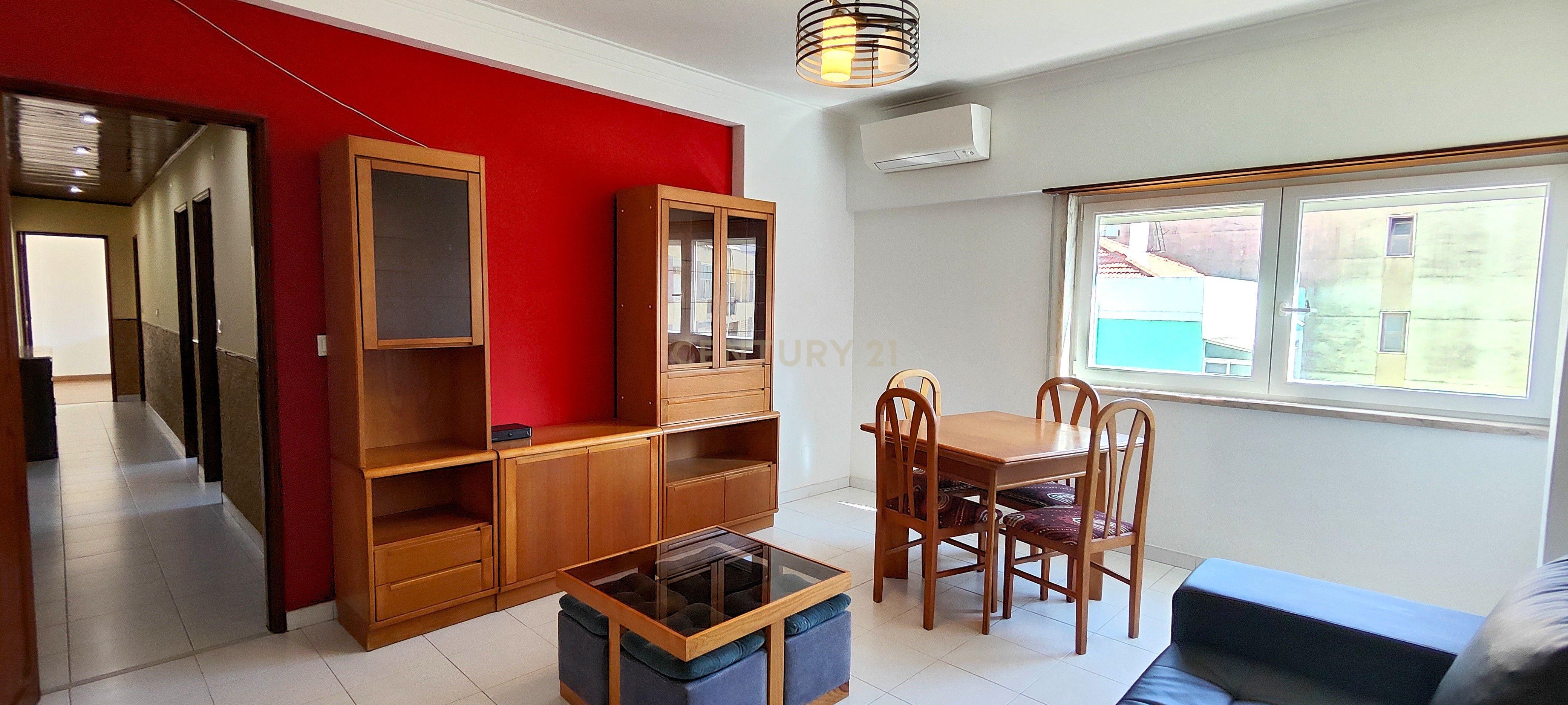 Fotografia 9 de Apartamento T2 Mobilado com Varanda e Garagem
