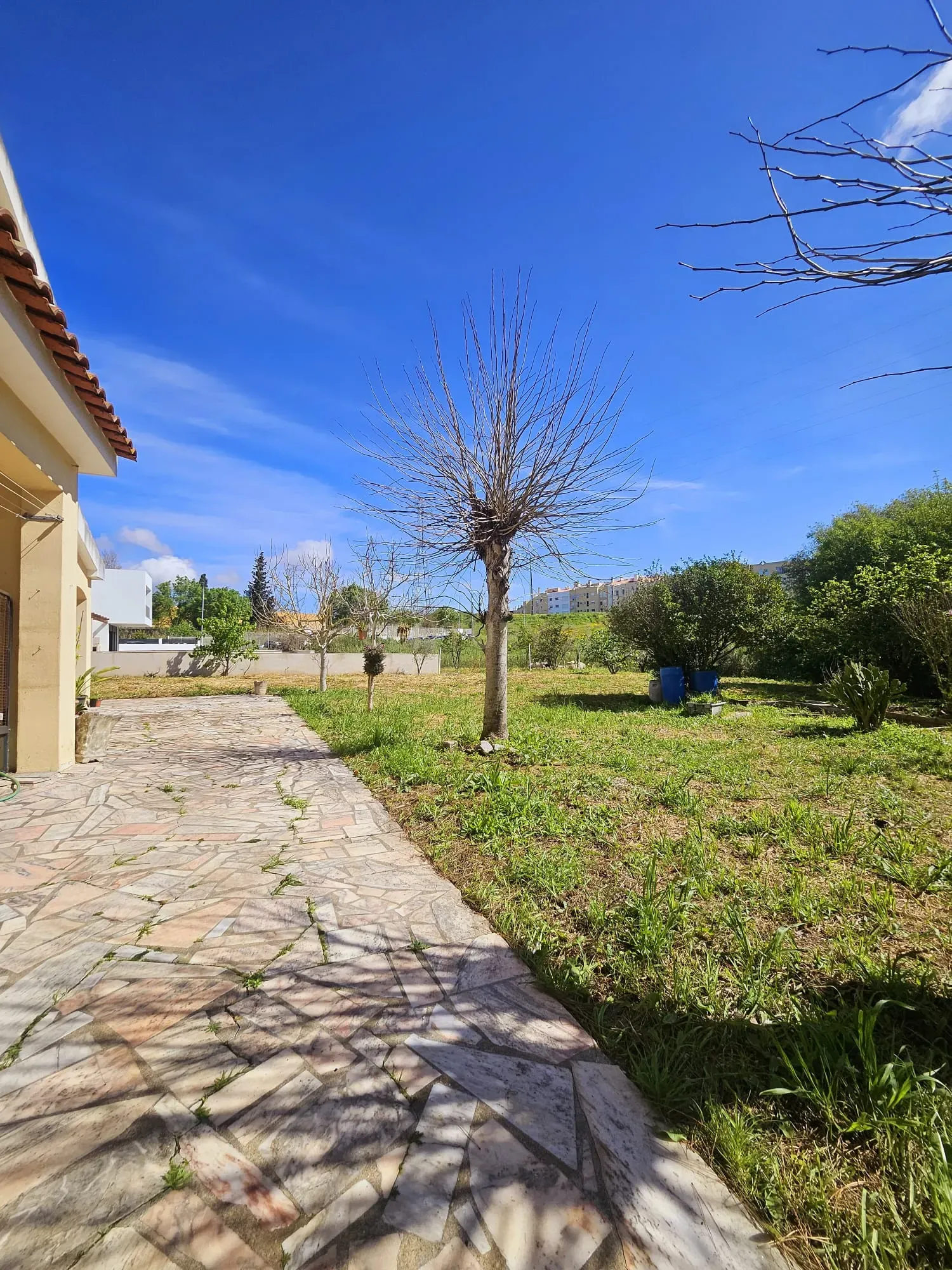 Moradia Unifamiliar T4 com Vista Desafogada e Grande Lote de Terreno na Quinta da Condessa - Image 43