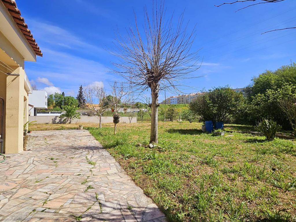 Moradia Unifamiliar T4 com Vista Desafogada e Grande Lote de Terreno na Quinta da Condessa - Image 43