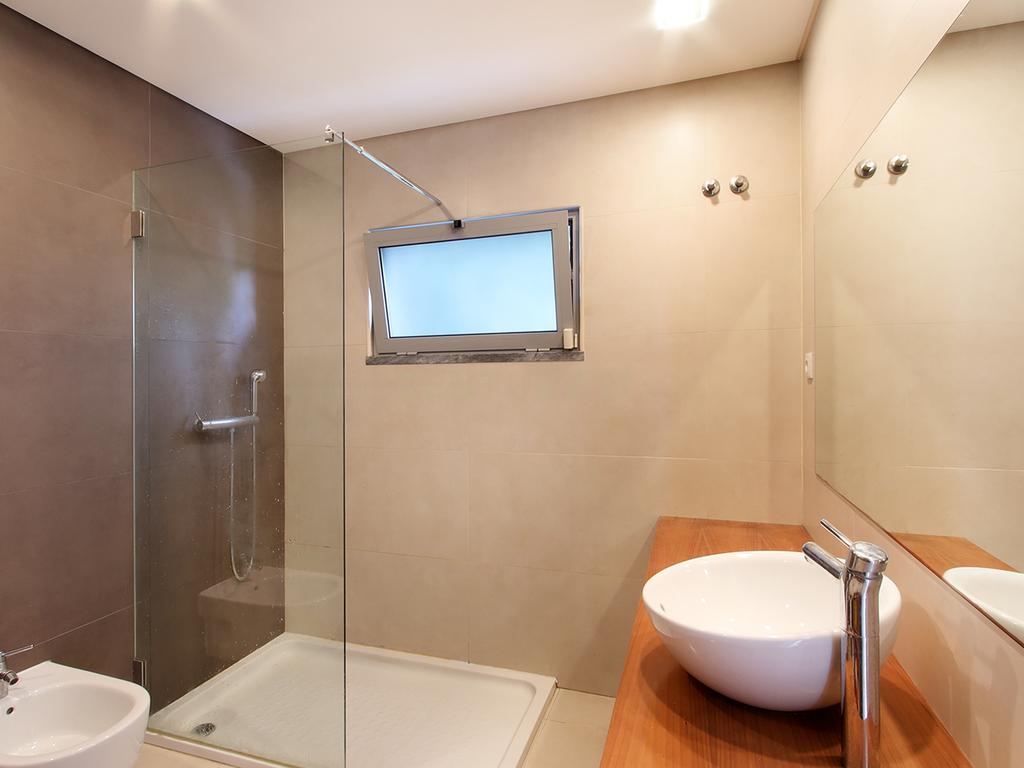 Moradia Isolada T4 Moderna com Piscina Privada, Jardim e Garagem Ampla na Pontinha - Image 17