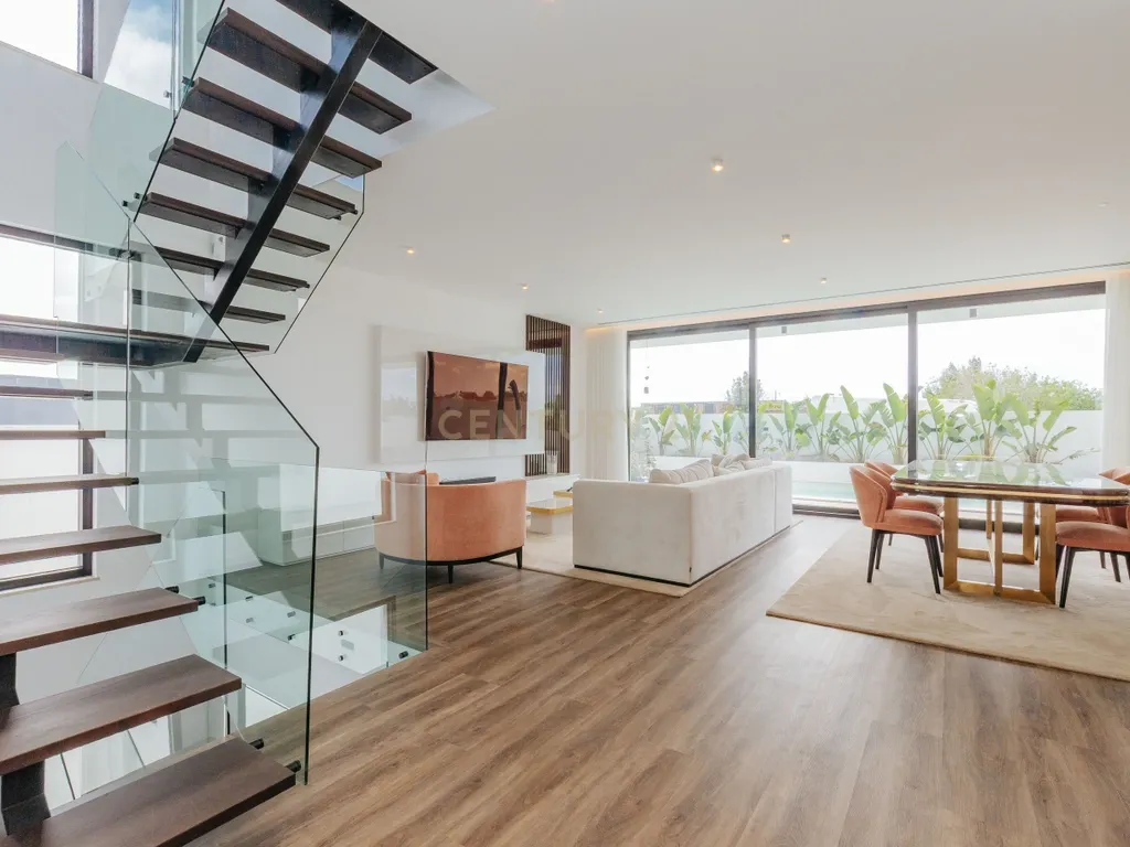 Moradia T4 com piscina e 3 suites | A escolha inteligente para viver com mais espaço a minutos de Lisboa - Image 6