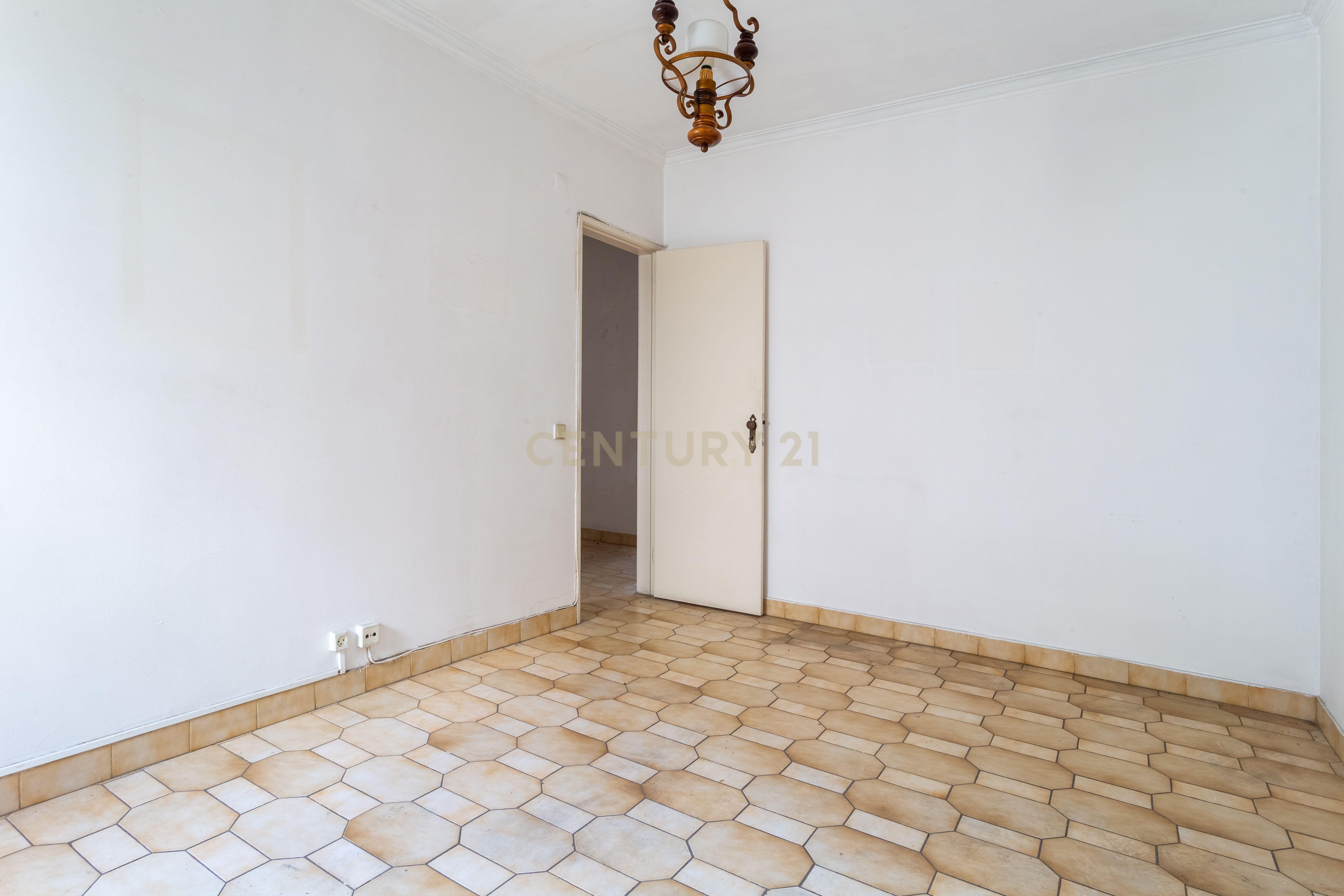 Fotografia 9 de Apartamento T3 em Almada, Cova da Piedade 1º andar sem elevador.