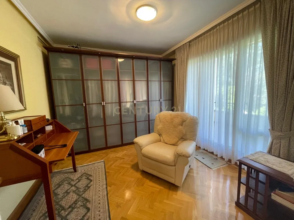 Luxuosa Moradia Renovada em Madrid com Vista para a Cidade - Image 24