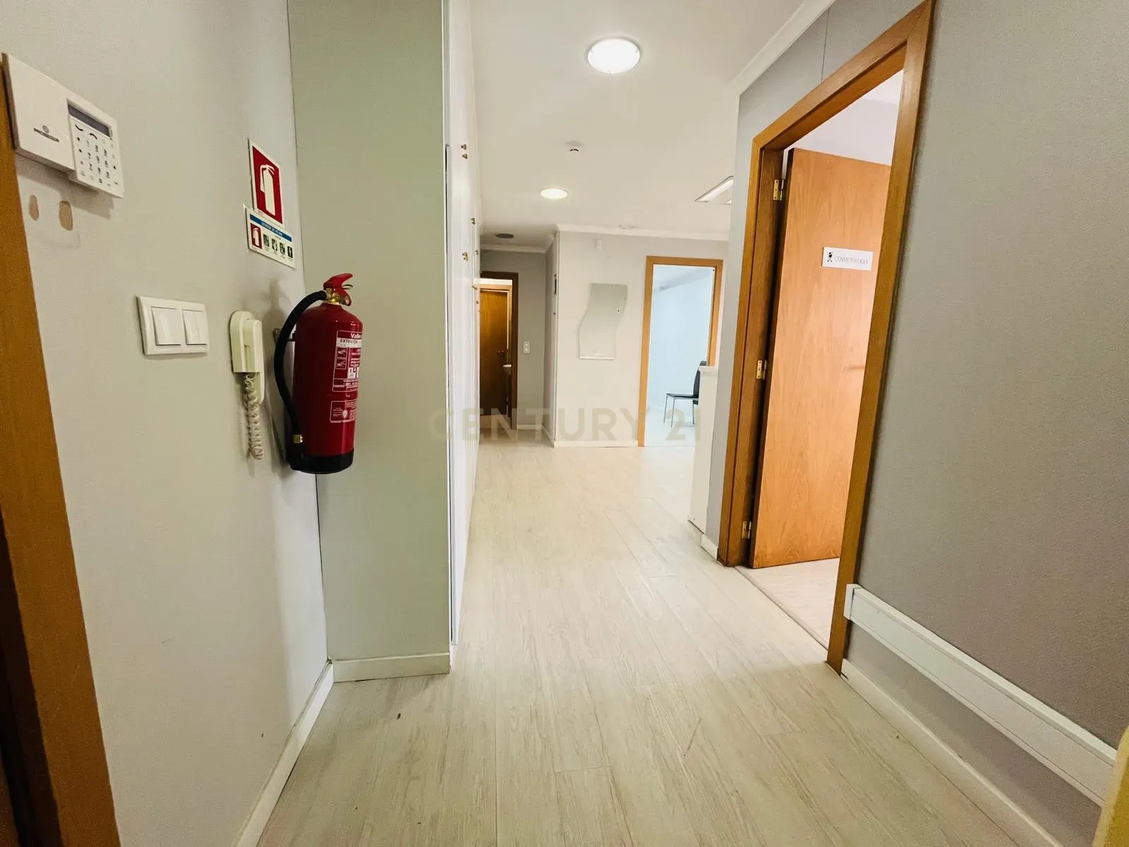 Escritório em Telheiras na Rua Padre Américo, composto por 4 salas, casa de banho e terraço de acesso privativo - Image 2