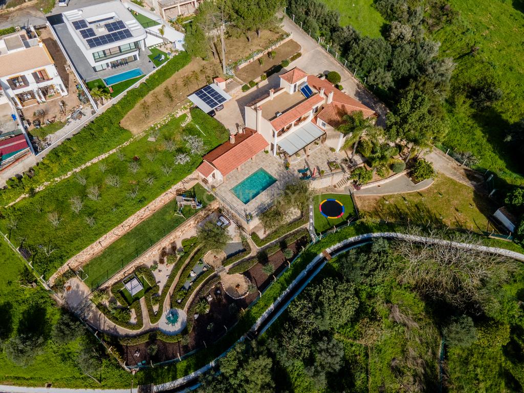 ESPETACULAR MORADIA COM PISCINA, GARAGEM, JARDIM E TERRENO - Image 55