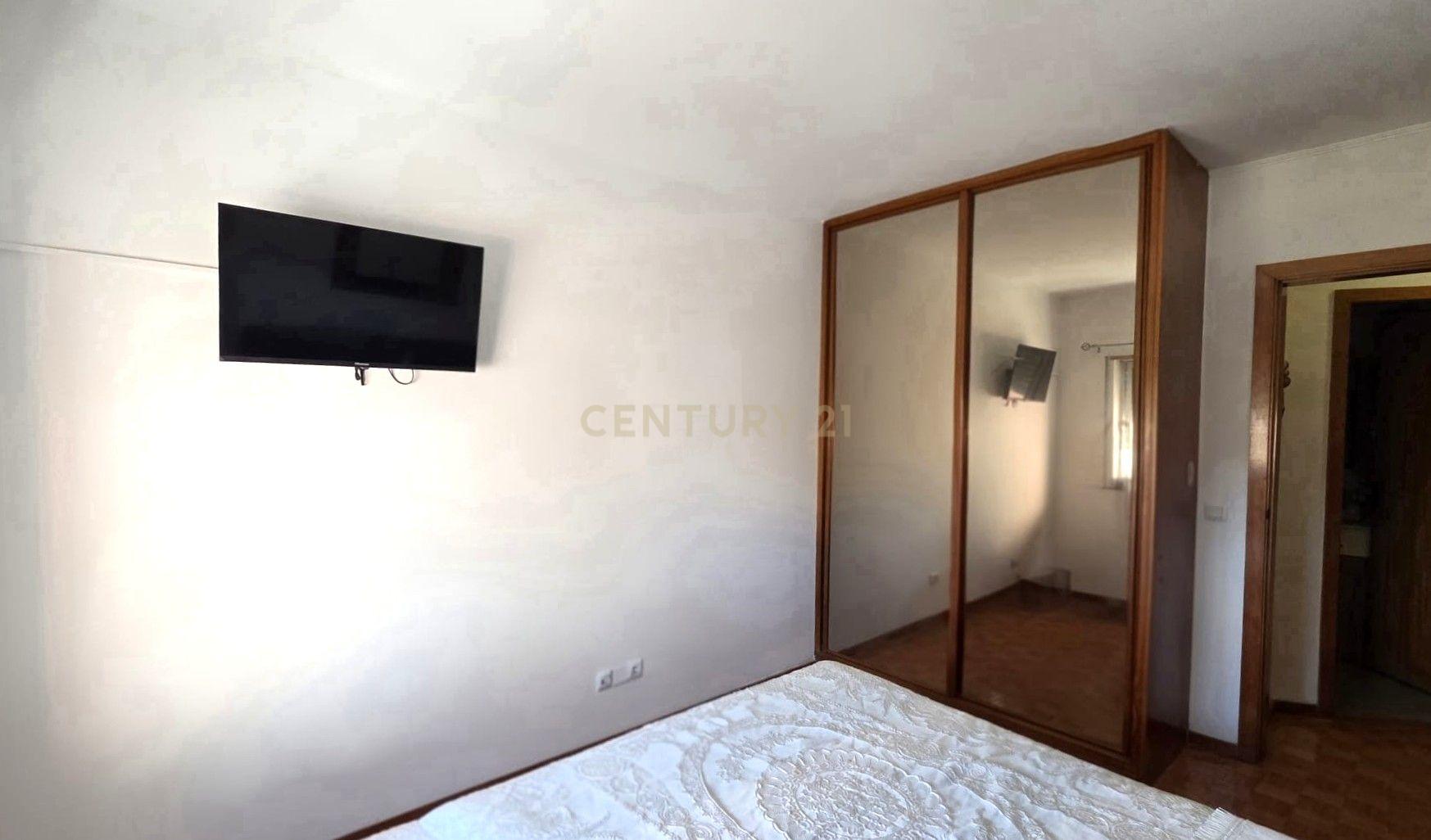Apartamento T2  no Pragal / Monte Caparica com 2 elevadores e ótimo acesso de entrada  ( mobilidade reduzida ) próximo da fertagus no Pragal e Praias - Mais