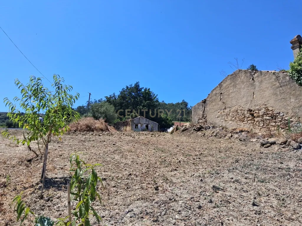 Quinta de 1,8 hectares com 3 edificios para recuperação, em Sobral de Monte Agraço - Image 7