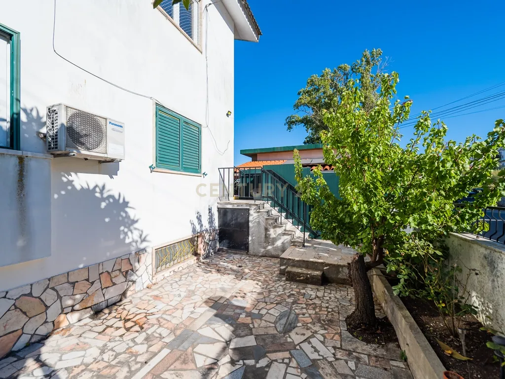 Apartamento T2 com espaço exterior Privativo em Zona Tranquila de Loures. - Image 4