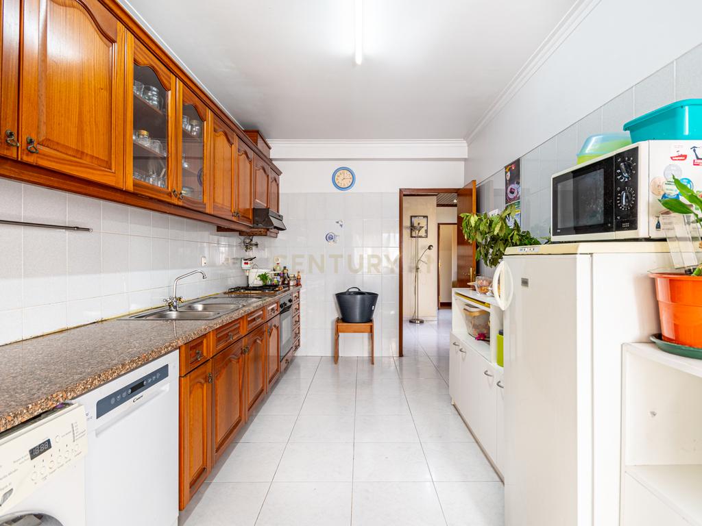 Apartamento T2 Espaçoso com Garagem Box e Arrecadação – Pedernais, Ramada - Image 16