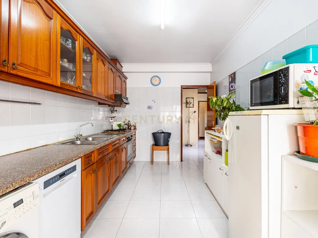 Apartamento T2 Espaçoso com Garagem Box e Arrecadação – Pedernais, Ramada - Image 16