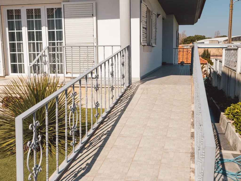 Moradia Isolada T4+2 com Piscina | Lazarim – Charneca da Caparica - Image 4