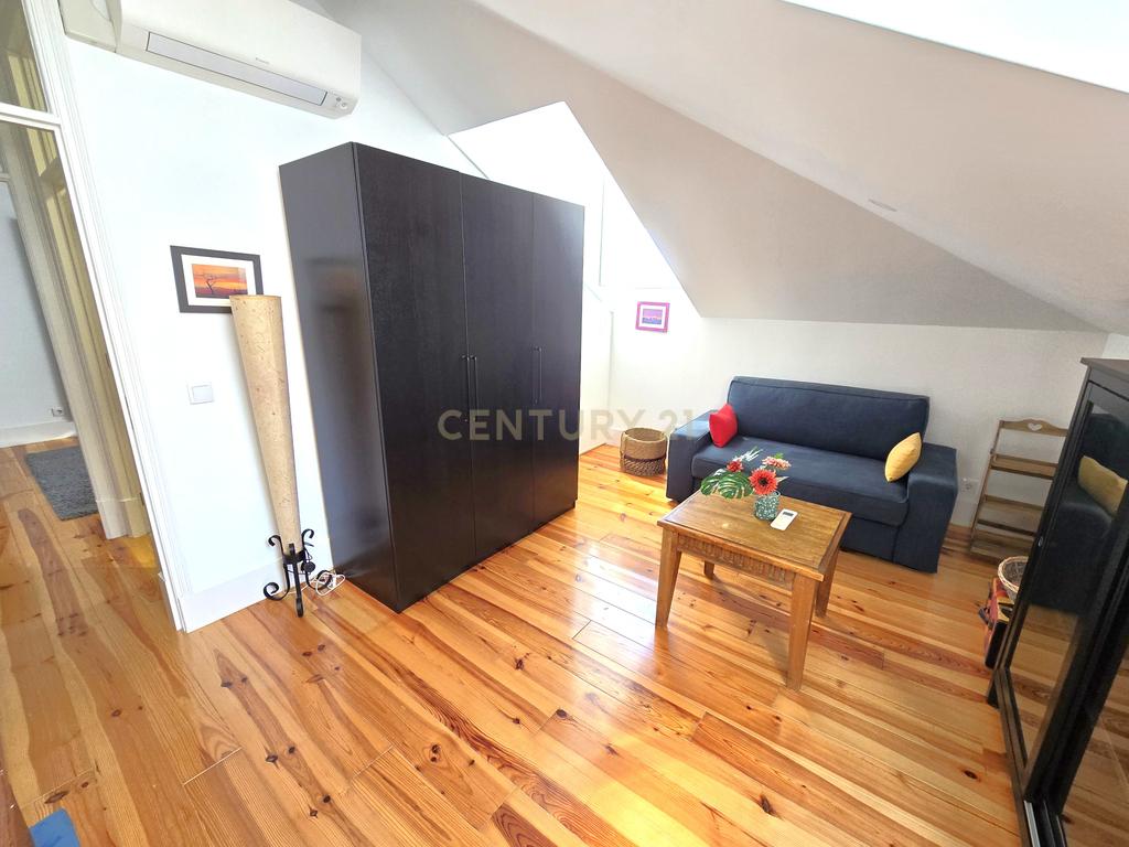 Apartamento T2 duplex mobilado para arrendamento em Almada - Image 8