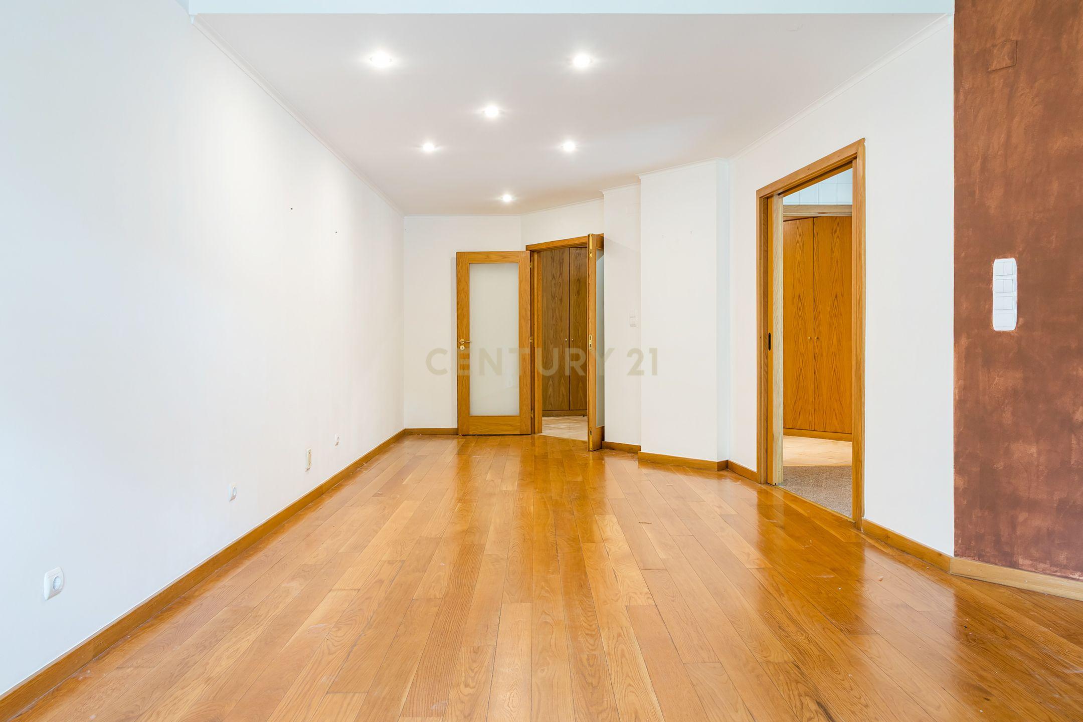Fotografia 5 de Apartamento T1 com segurança privada, piscina, garagem e arrecadação no condomínio Villa Restelo, Belém. Para Arrendar!