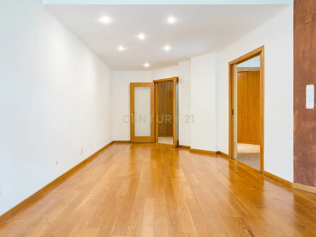 Apartamento T1 com segurança privada, piscina, garagem e arrecadação no condomínio Villa Restelo, Belém. Para Arrendar! - Image 5
