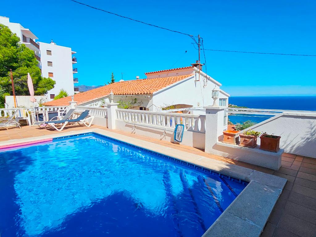 Cobertura com terraço, jardim e piscina privada com vista para o mar em Llançà - Image 10