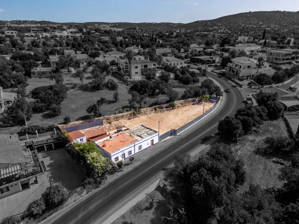 Moradia contemporânea em reconstrução em Vale Formoso, Loulé - Image 14